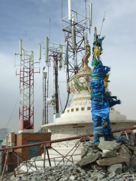 tempel op berg met zendmasten
