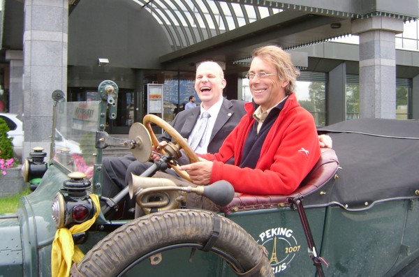 Lachen met Hotel man
