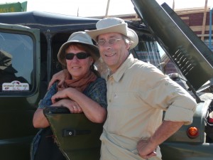Trudy en Dirk bij russische jeep.
